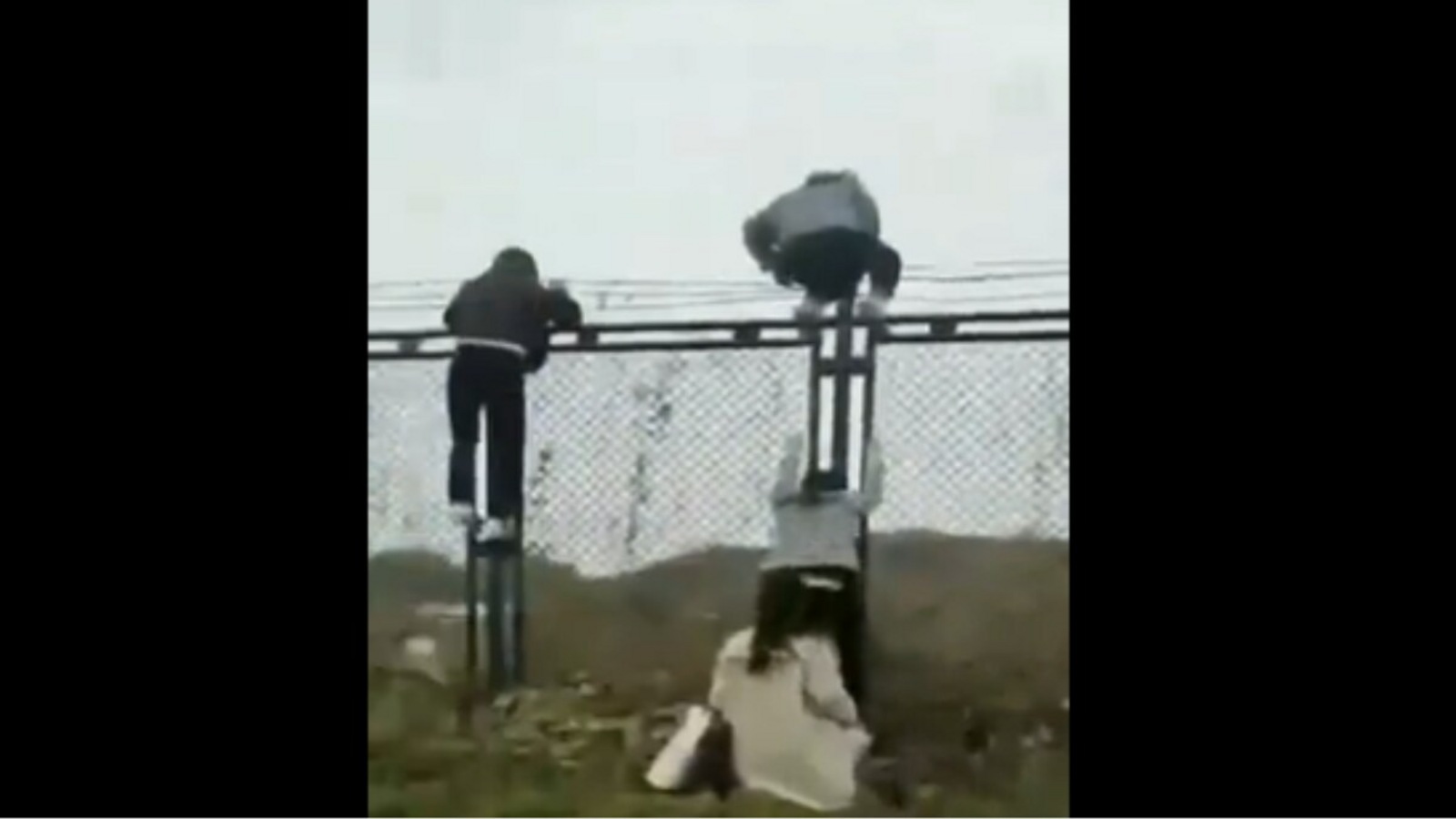 Watch video showing Apple iPhone 14 workers in China leaping over fences to escape China factory. Apple iPhone 14 workers in China leaping over fences