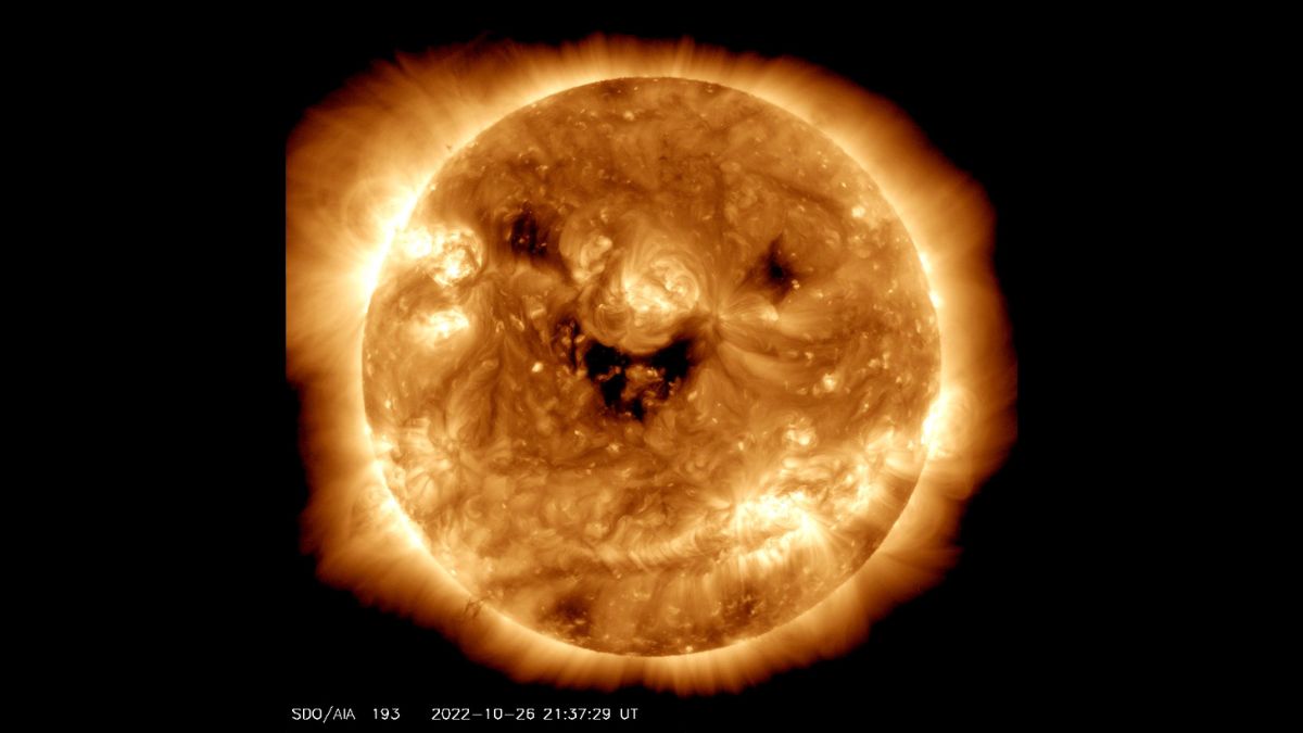 Have you ever seen the Sun smiling? No, we’re not cracking some lame joke. NASA recently tweeted an image where the Sun could be seen smiling! NASA tweeted, “Today, NASA’s Solar Dynamics Observatory caught the Sun Sun