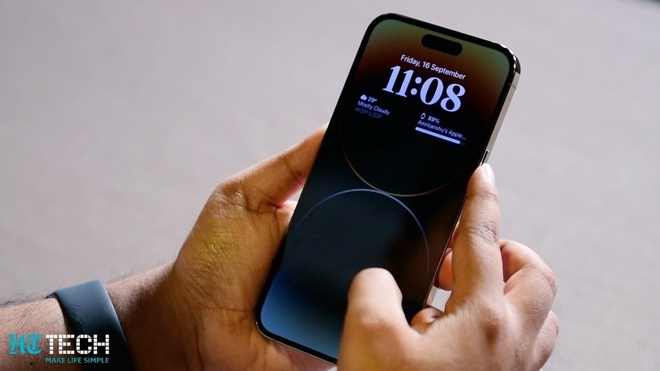 iPhone 14 Pro Always On display: Hiển thị luôn sáng iPhone 14 Pro Màn hình Always On là tính năng mới của iPhone 14 Pro, cho phép hiển thị thông tin vô cùng tiện lợi. Các thông báo, đồng hồ và ngày giờ luôn được hiển thị mà không cần bật màn hình. Đây là tính năng độc đáo và hữu ích giúp tiết kiệm pin và tăng trải nghiệm người dùng.