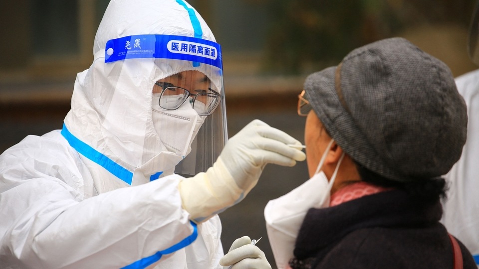 A health worker takes a swab sample from a resident to be tested for Covid-19 coronavirus in Jiayuguan, in China's northwestern Gansu province on November 24, 2022. (Photo by AFP) / China OUT COVID