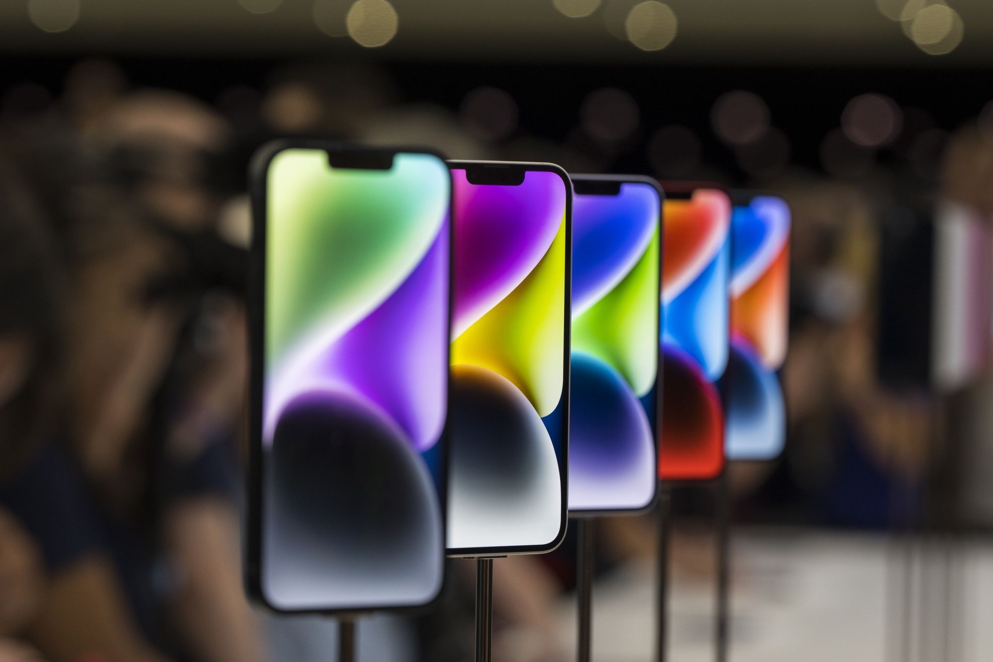 The iPhone 15 Ultra is expected to come with a starting price tag of $1299 and can potentially rise as high as $1799 for the 1TB model. Also, according to LeaksApplePro, the iPhone 15 Ultra will get a minimum of 256GB, which is double the current 128GB entry point. iPhone 14