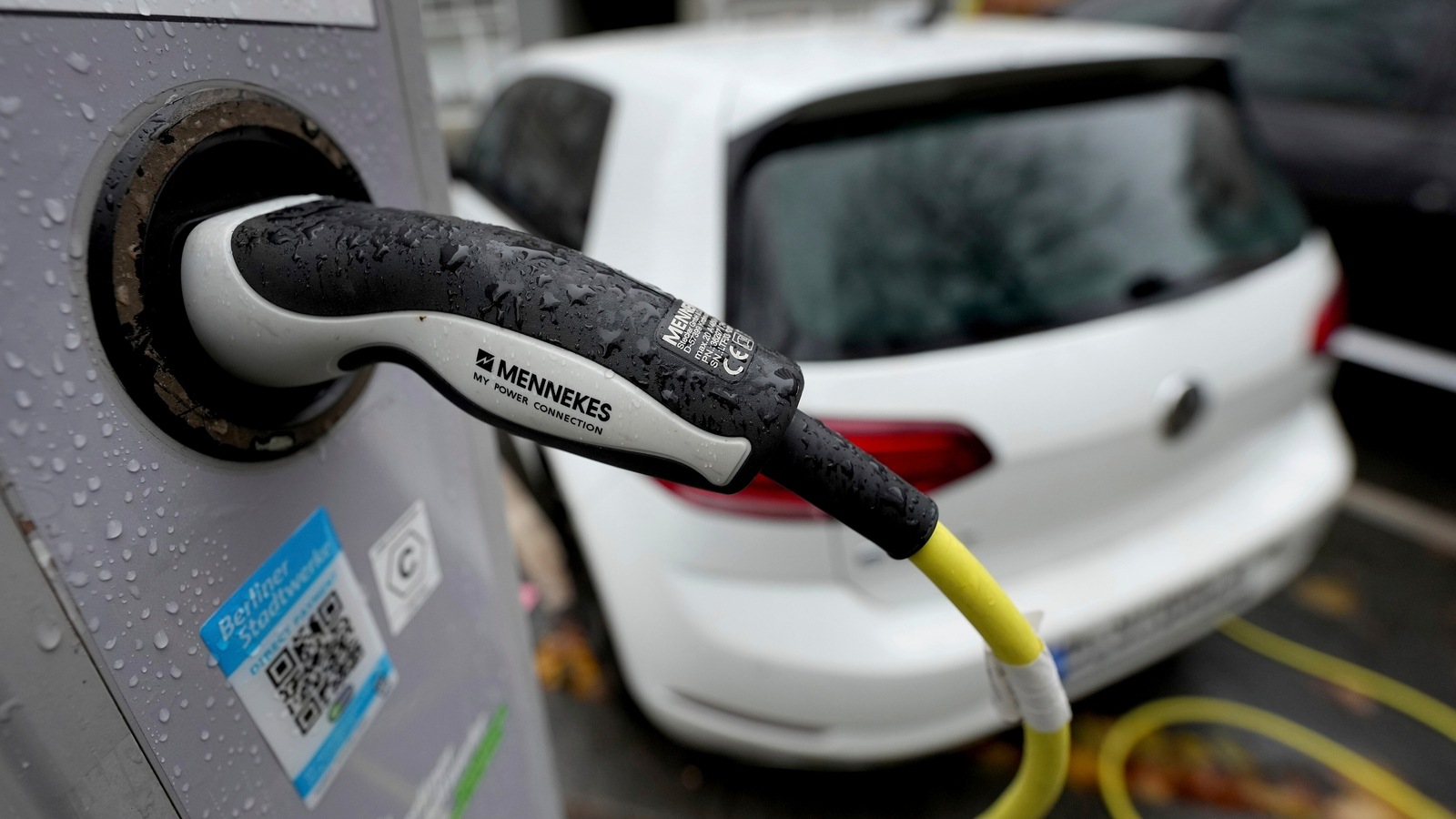 Britain’s Electric Car Dream Threatened by Shortage of Mechanics Tech