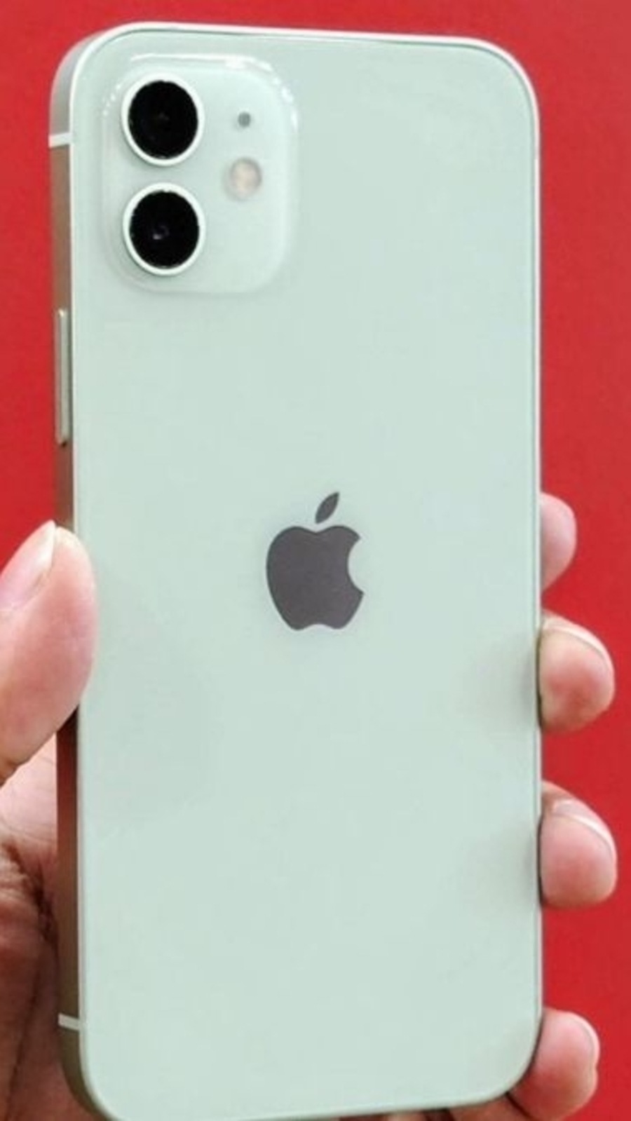 iPhone 12: Bạn đã sẵn sàng tiếp tục trải nghiệm một sản phẩm tuyệt vời mới từ Apple? Với iPhone 12, bạn sẽ được chứng kiến sự thay đổi lớn về thiết kế, tính năng và cách thức sạc pin. Nó sẽ trở thành một sự lựa chọn tuyệt vời cho mọi công việc và sở thích của bạn. Xem ngay hình ảnh để khám phá chiếc điện thoại này!