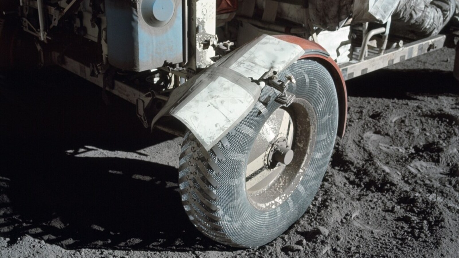 NASA Astronomy Picture of the Day 14 décembre 2022 : Rover fixé par « TAPE » sur la Lune