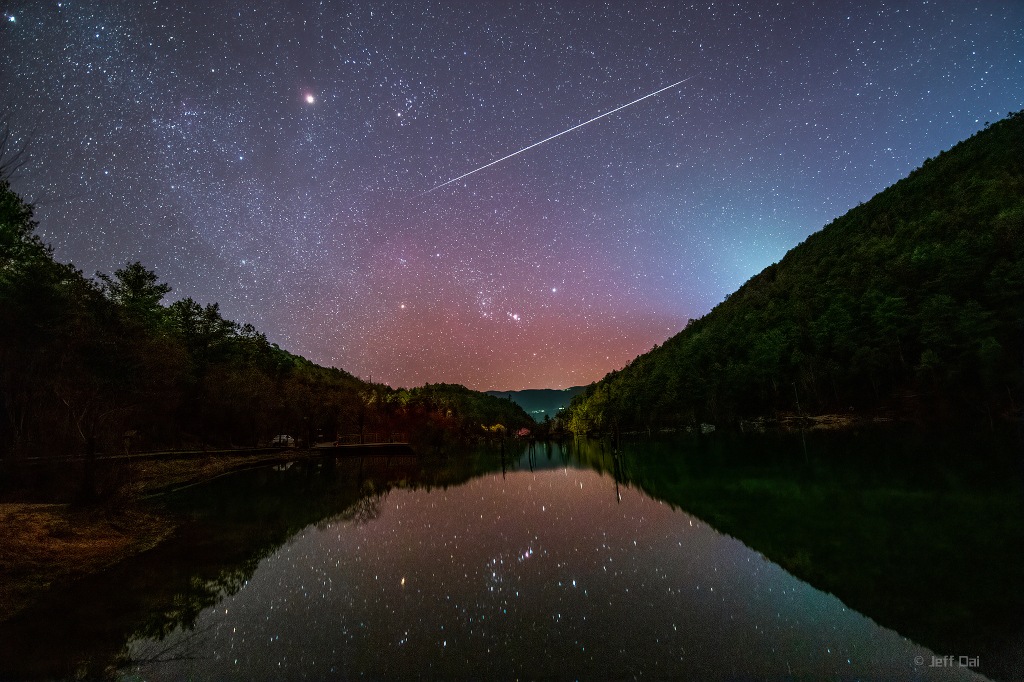 Night Sky 11: This lets you point your device to the constellations, galaxies and others and provides you information about the spottings. It also contains a star library and interactive solar system map. Geminids