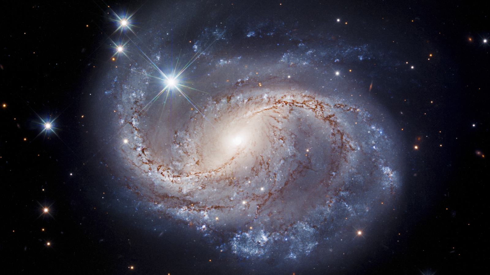 Das Hubble-Weltraumteleskop macht ein strahlendes Bild einer vergitterten Spiralgalaxie