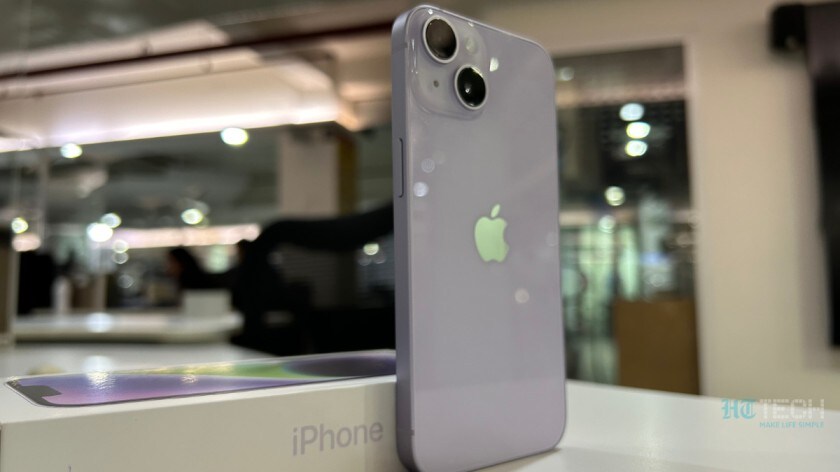 In terms of design, the iPhone 14 fails to bring anything new to the table. It looks like a carbon-copy of the iPhone 13, just in a few new colors of Midnight, Starlight, Blue, Purple and Red. iPhone 14