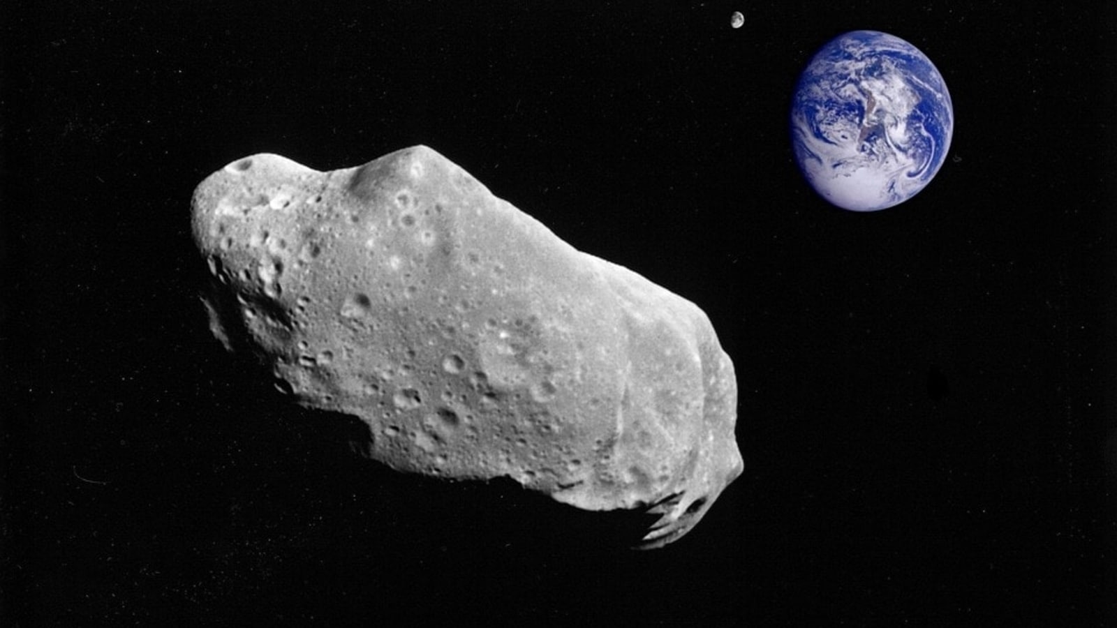 NASA’ya göre, 150 metrelik asteroit 2022 XN, bugün saatte 39.564 kilometre gibi şaşırtıcı bir hızla Dünya’ya yaklaşıyor.