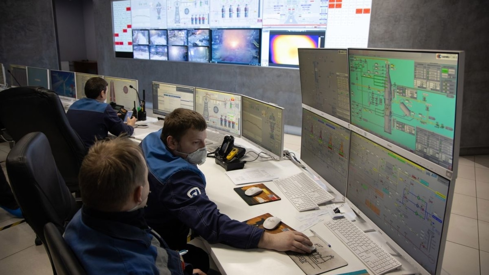 The government estimates that 100,000 IT specialists currently work for Russian companies overseas. Russia