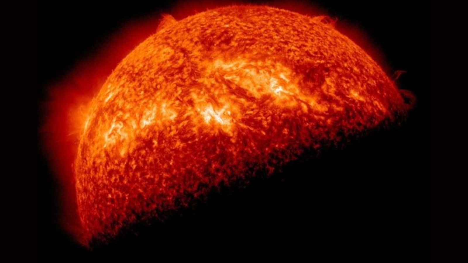 NASA viert het nieuwe jaar en publiceert een adembenemende foto van de zon die een zonnevlam uitspuwt