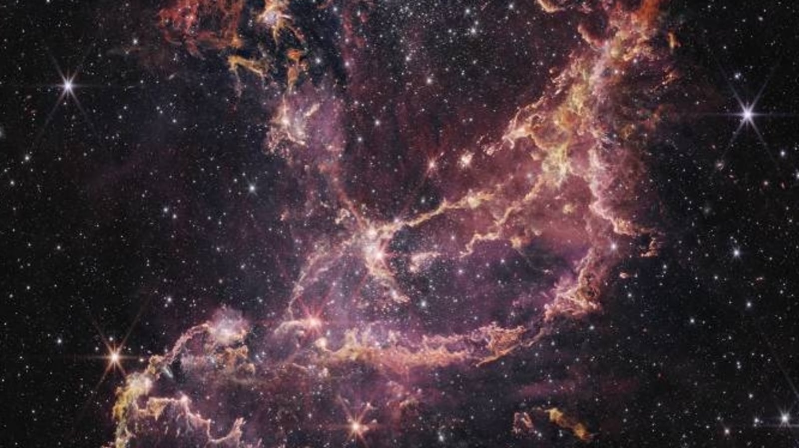 Kosmiczny Teleskop Jamesa Webba NASA ujawnia formowanie się gwiazd w zakurzonych wstęgach gromady