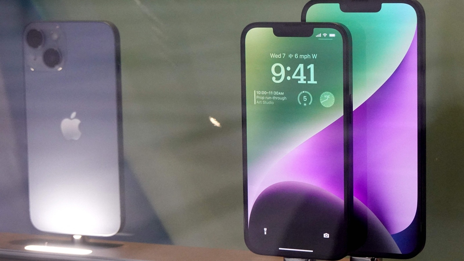 CHICAGO, ILLINOIS - NOVEMBER 28: Apple iPhones are displayed at an Apple store on November 28, 2022 in Chicago, Illinois. Apple is currently facing shortages in iPhone supplies due to COVID-19 restrictions in China and unrest at one of Apple's major Chinese suppliers. Scott Olson/Getty Images/AFP (Photo by SCOTT OLSON / GETTY IMAGES NORTH AMERICA / Getty Images via AFP) CHICAGO, ILLINOIS - NOVEMBER 28: Apple iPhones are displayed at an Apple store on November 28, 2022 in Chicago, Illinois. Apple is currently facing shortages in iPhone supplies due to COVID-19 restrictions in China and unrest at one of Apple's major Chinese suppliers. Scott Olson/Getty Images/AFP (Photo by SCOTT OLSON / GETTY IMAGES NORTH AMERICA / Getty Images via AFP)