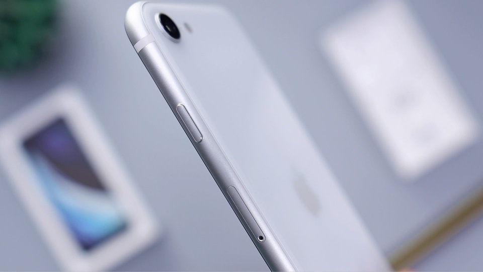 Apple could discontinue the iPhone SE next year, according to analyst Ming-Chi Kuo. iPhone SE 2