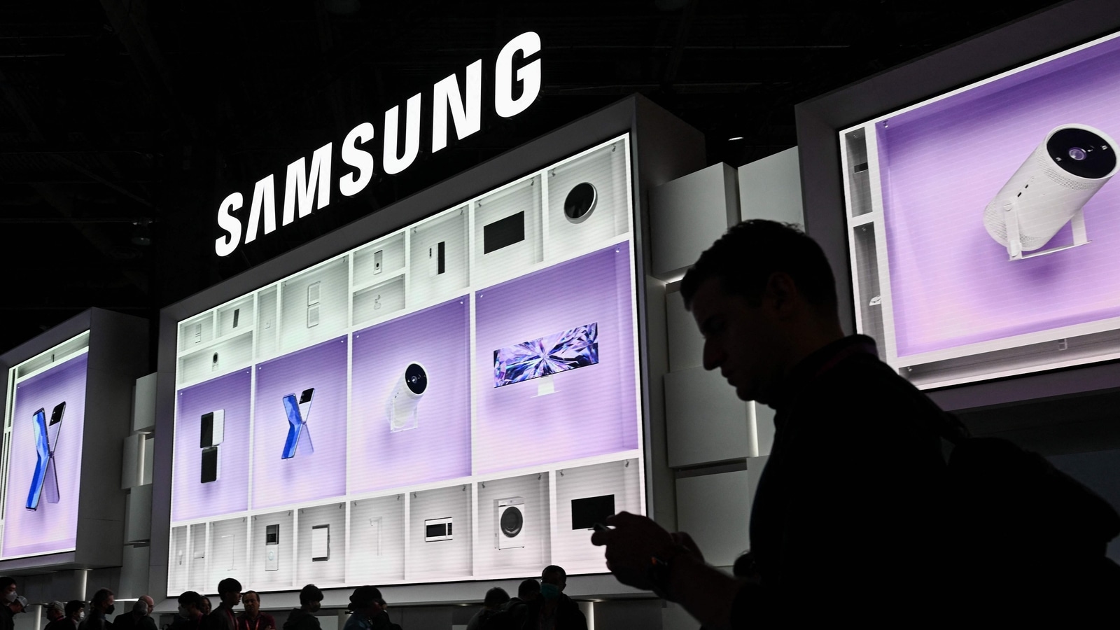 Samsung defies chip downturn with aggressive supply and capex