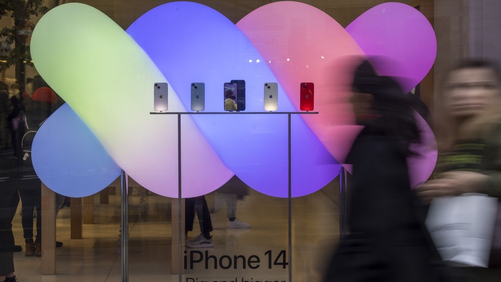 Apple blames rotten holiday quarter on supply chain, economy. Apple iPhone