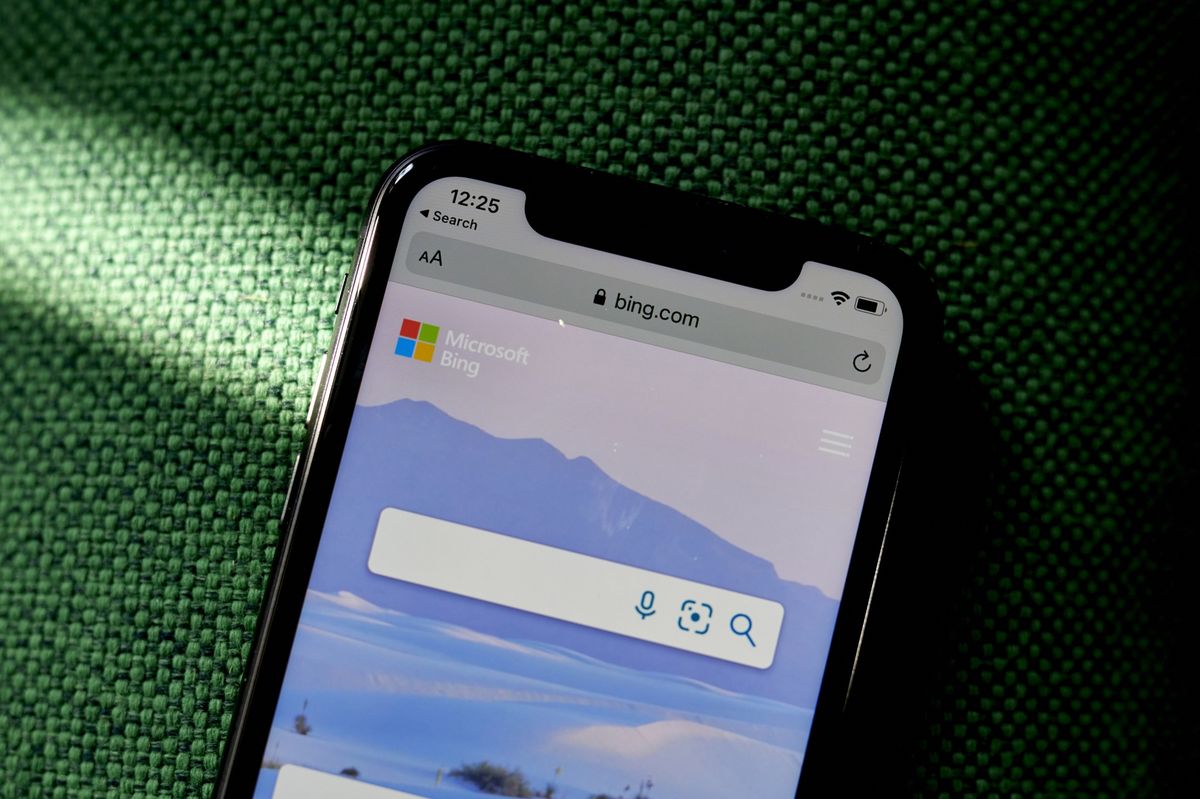 Chat functionality is for more detailed queries, while Tone feature can help you communicate more effectively by using AI to customize your in-progress text to fit any situation. The Search functionality can quickly let you search the web from your keyboard, without switching apps. Microsoft Bing