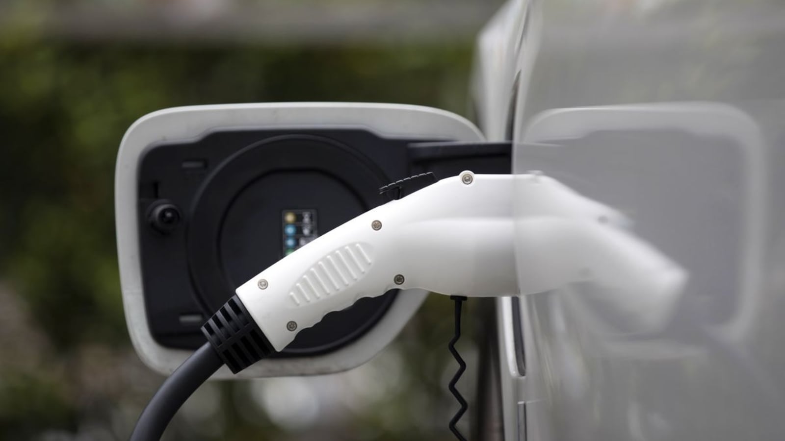Joe Biden Moves to Rein In the Wild West of Car Charging | Tech News