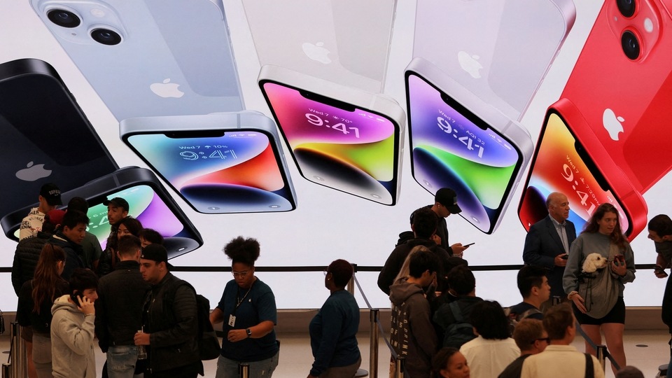 FILE PHOTO: Customers queue at the Apple Fifth Avenue store for the release of the Apple iPhone 14 range in Manhattan, New York City, U.S., September 16, 2022.  REUTERS/Andrew Kelly/File Photo