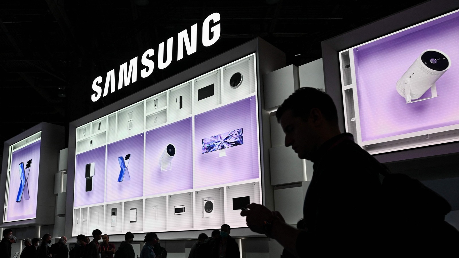 The memory chip industry is going through a historic decline in demand. Samsung