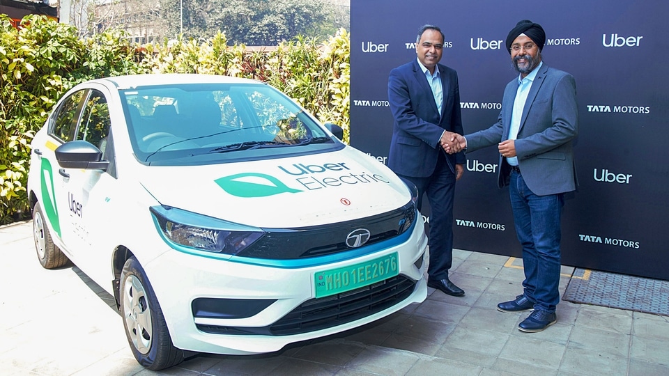 New Delhi: Shailesh Chandra (L), MD, Tata Motors Passenger Vehicles and Tata Passenger Electric Mobility and Prabhjeet Singh, President, Uber India and South Asia, at the MoU signing event, on Monday, Feb. 20, 2023. (PTI Photo)(PTI02_20_2023_000139B)