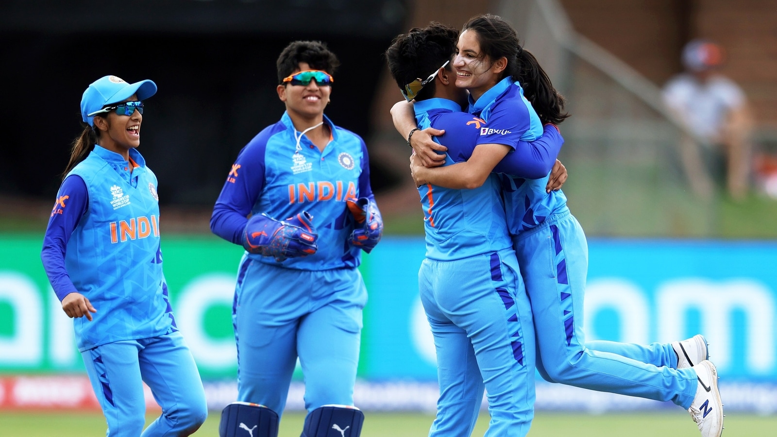 india-women-vs-australia-women-live-cricket-score-1st-t20i-2022-ind-w