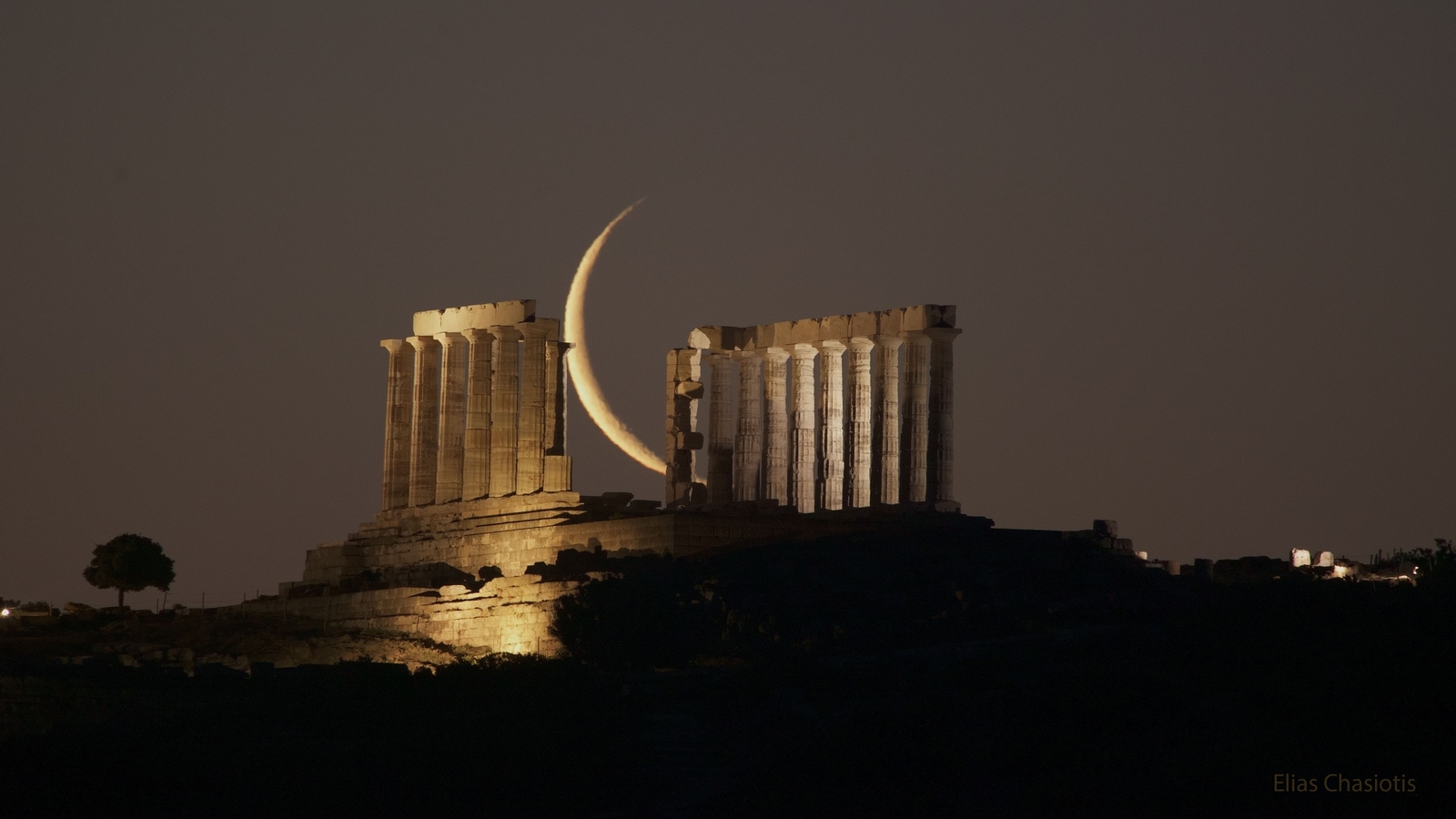 Imagen astronómica de la NASA del día 28 de febrero de 2023: la luna y el templo de Poseidón