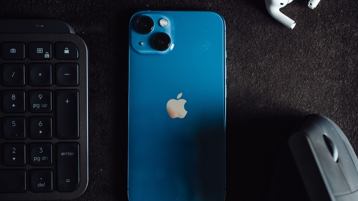 Cashify's Holi sale additionally includes other exciting offers such as additional discounts on exchanging old smartphones and attractive cashback offers. iPhone 13