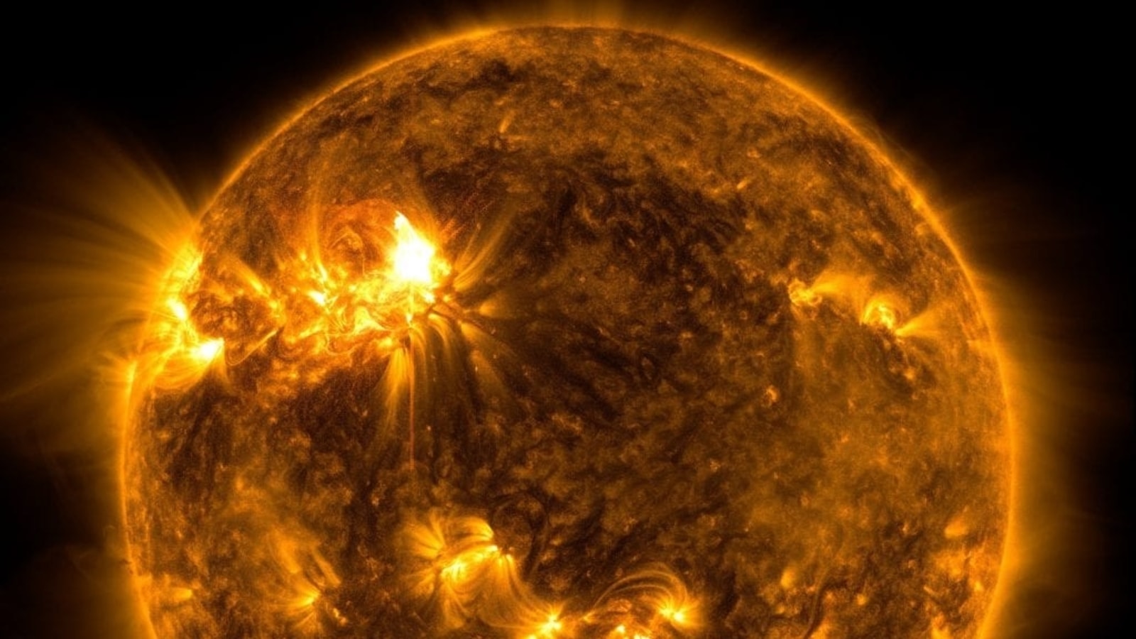 plamy słoneczne wyzwalają rozbłyski słoneczne klasy M;  W ziemskim polu magnetycznym odkryto duże pęknięcie