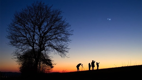 Venus-Jupiter Conjunction - శుక్ర గ్రహం, గురు గ్రహం ఒకే దగ్గర కనిపిస్తున్న దృశ్యం. దీన్ని జర్మనీలోని ట్రయర్ అబ్జర్వేటరీ నుంచి ఆస్ట్రో ఫొటోగ్రాఫర్ మైకేల్ తీశారు.
