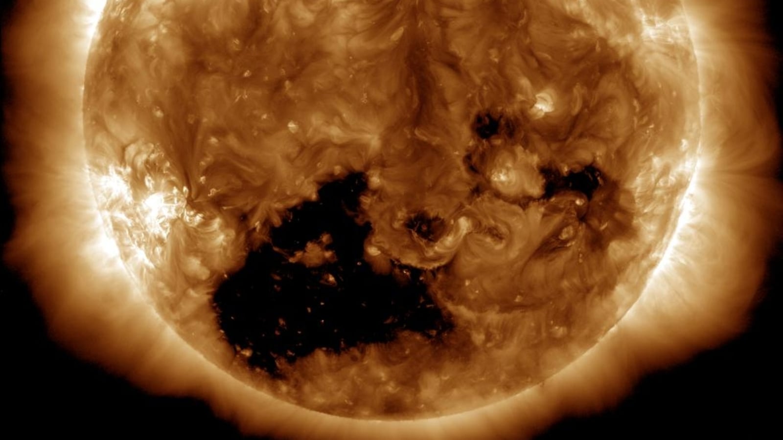 危険な太陽嵐！  NASAは、地球に向かって太陽風を吹いている太陽の巨大なクレーターを検出します