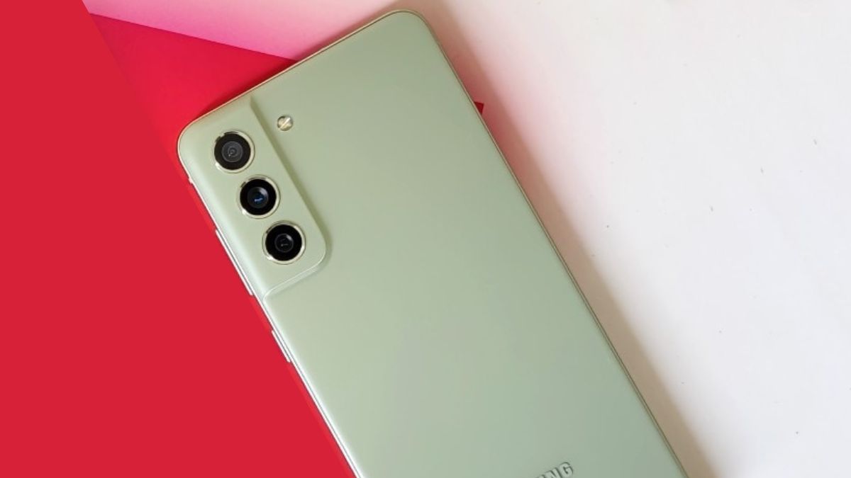 Samsung Galaxy S21 FE: This is a deal that offers a premium experience at an affordable price point. It is currently priced at Rs. 31999 on Flipkart, a substantial discount from its listed price of Rs. 74999. Additionally, customers can take advantage of bank offers of Rs. 2,000 and exchange offers of up to Rs. 27250. Samsung Galaxy S21 FE