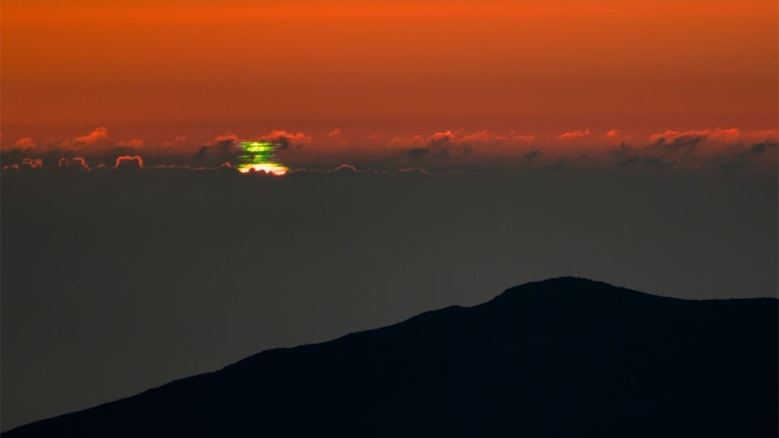 Imagen astronómica del día de la NASA, 28 de marzo de 2023: puesta de sol verde extremadamente rara