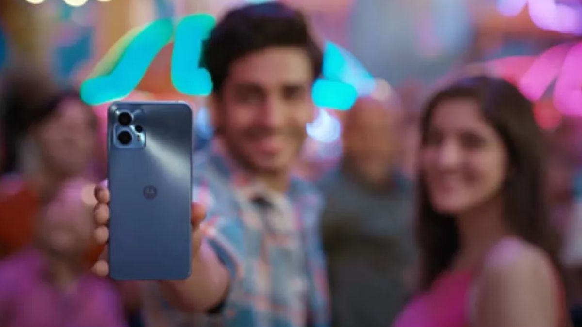 It is powered by MediaTek Helio G85 chipset paired with 4GB LPDDR4x RAM. For security, it gets a side-mounted fingerprint scanner. Moto G13