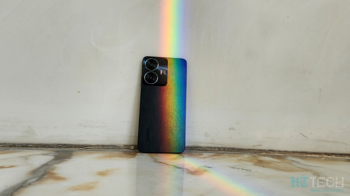 Realme C55 Design: The phone not only looks premium but is also comfortable to hold and use. It is slim (7.89mm), light weight (189.5g), and gets a pattern at the back panel resembling rain. Overall, it looks quite solid along with a nice build quality. Realme C55 Design