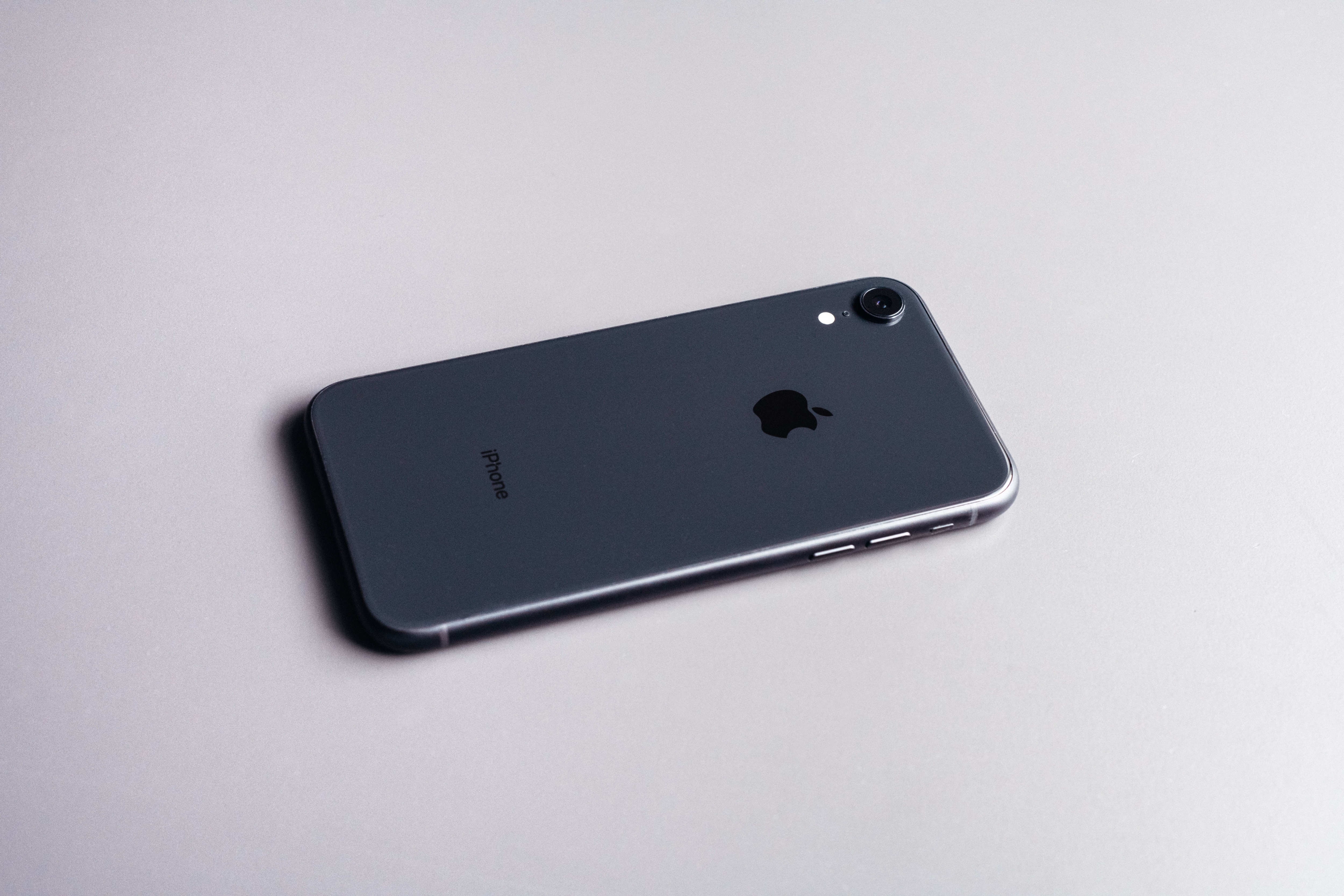 The iPhone SE 4 will likely feature a single rear camera similar to the iPhone SE 3, however, we can expect a 48MP camera with similar image quality as the iPhone 15’s main camera. The smartphone is rumoured to come with a different notch design on the display, which is suspected to be the Dynamic Island. iPhone SE 4