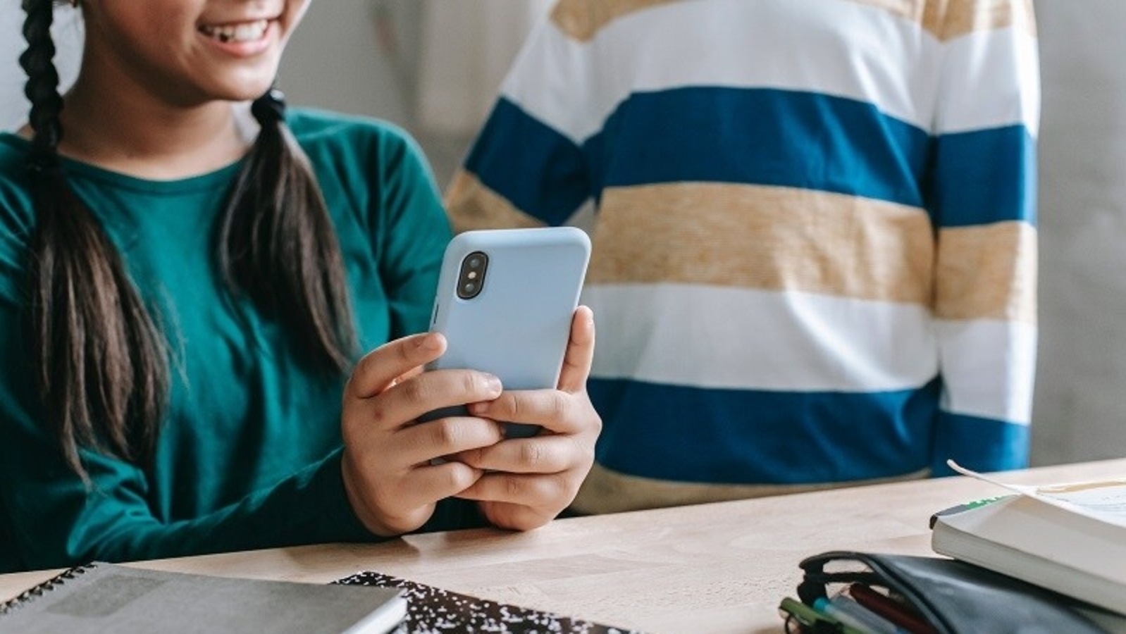 The data analyzed came from surveys of 14- to 18-year-old male and female students in the first and second years of high school in Bauru, a medium-sized city in Sao Paulo state. Phone use