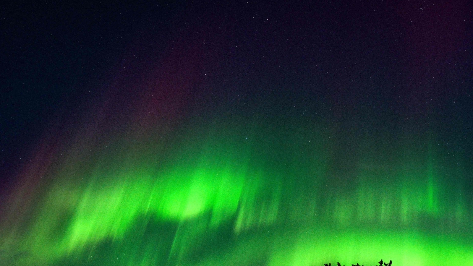 De enorme geomagnetische storm veroorzaakt een prachtige aurora!  Een man regelt het tijdens de vlucht |  Hij kijkt