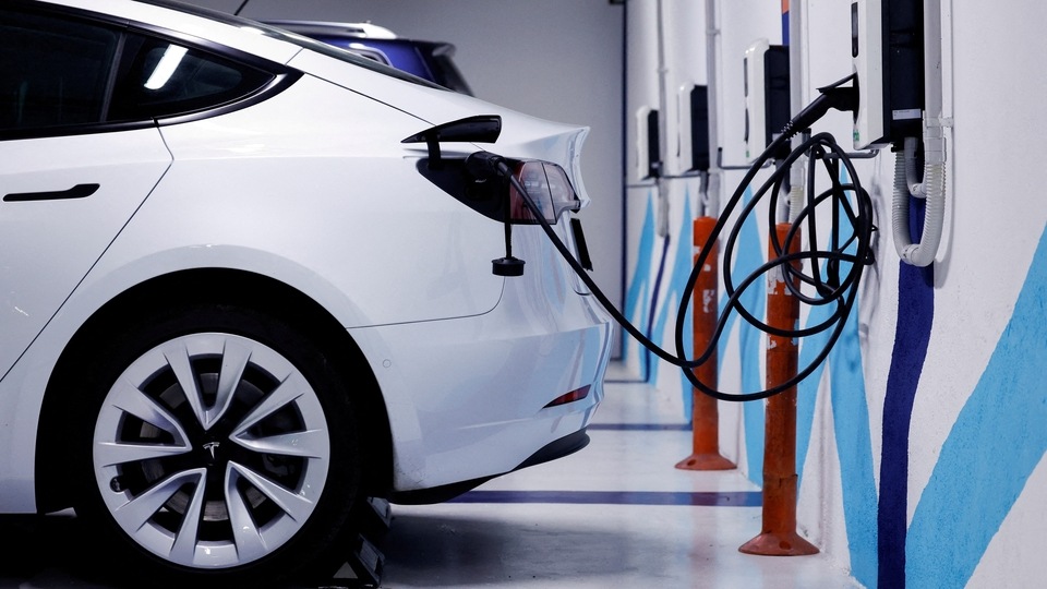 FILE PHOTO: An electric vehicle is plugged into a charging station in Bilbao, Spain, February 15, 2023. REUTERS/Vincent West/File Photo