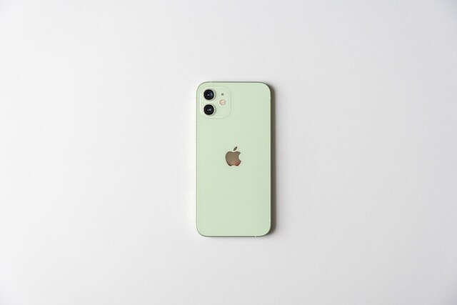 iPhone 12 – The 128GB variant of the iPhone 12 is originally priced at Rs. 70900 on Amazon but it can be yours for just Rs. 59000. Moreover, you can also avail an exchange discount of up to Rs. 19950. Also get 10% off up to Rs. 1000 on Kotak Bank Credit Card EMI transactions. iPhone 12