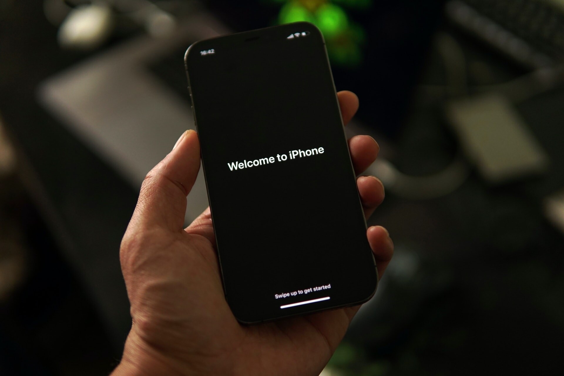 A floating pop-up tab will appear on your iPhone screen. There, you’ll see a new “Add Link” option. Tap and paste the link. However, note that this feature will only be available after your iPhone gets updated with iOS 17. iOS 17