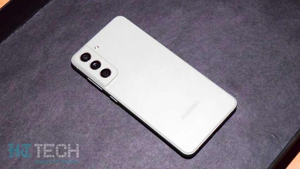 Amazon is offering a stunning Samsung Galaxy S21 FE price cut. Check the details. Samsung Galaxy S21 FE