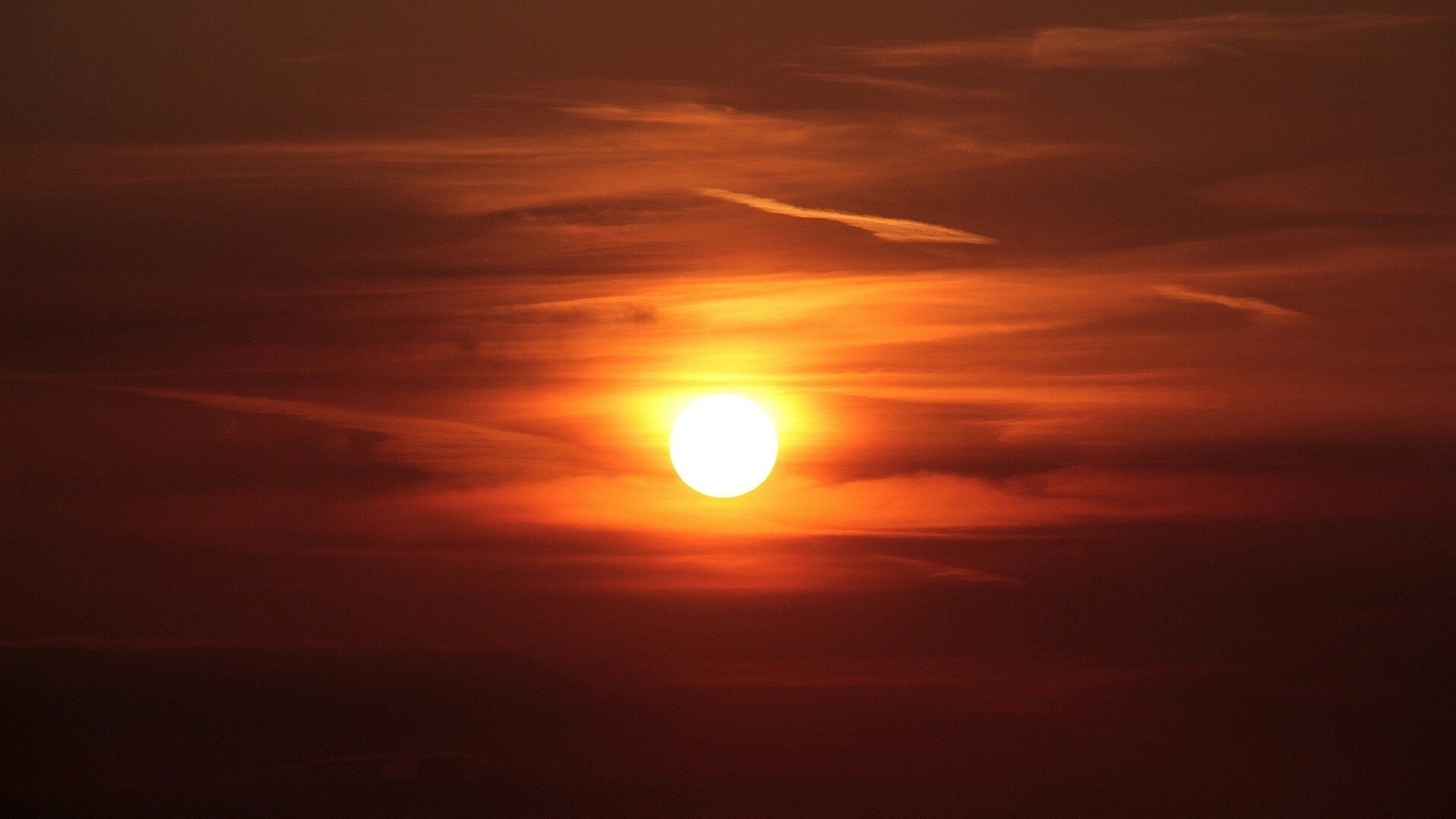Alarm burzy słonecznej!  Ziemia doświadcza zaciemnienia, gdy słońce emituje rozbłyski słoneczne, jak pokazują satelity NOAA