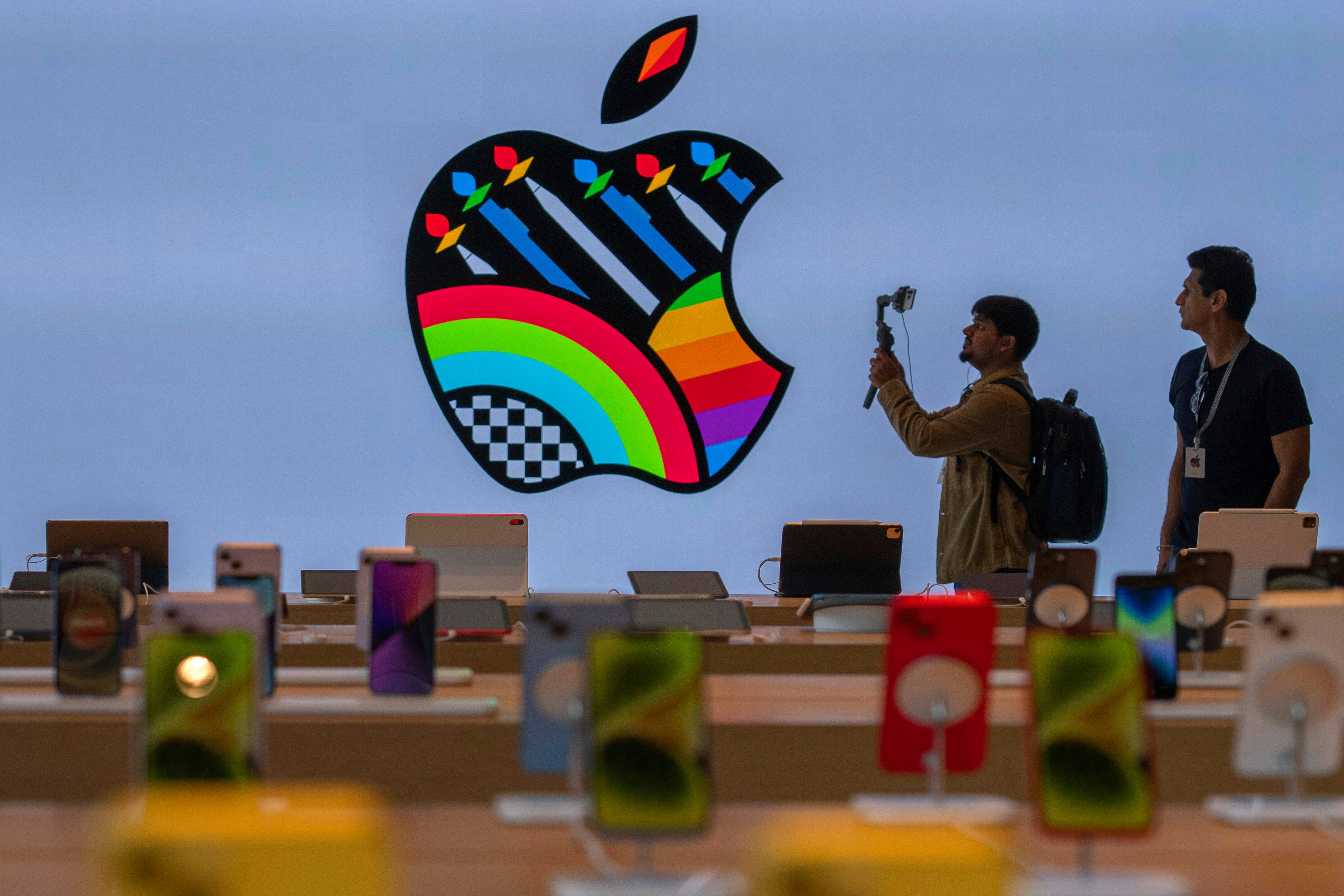 Siri Gets an AI Boost: Apple Preps for WWDC 2023 with Hiring Spree