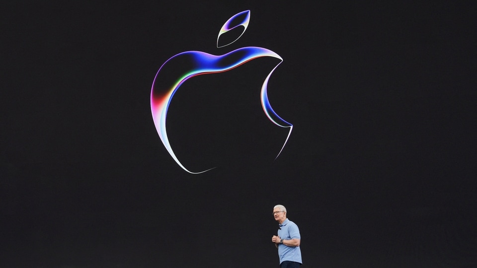 Apple announced a 15-inch MacBook Air powered by an Apple-designed M2 processor chip. California, U.S. June 5, 2023. REUTERS/Loren Elliott