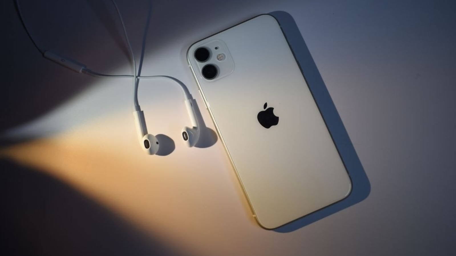 Is iphone 11 discount comes with airpods