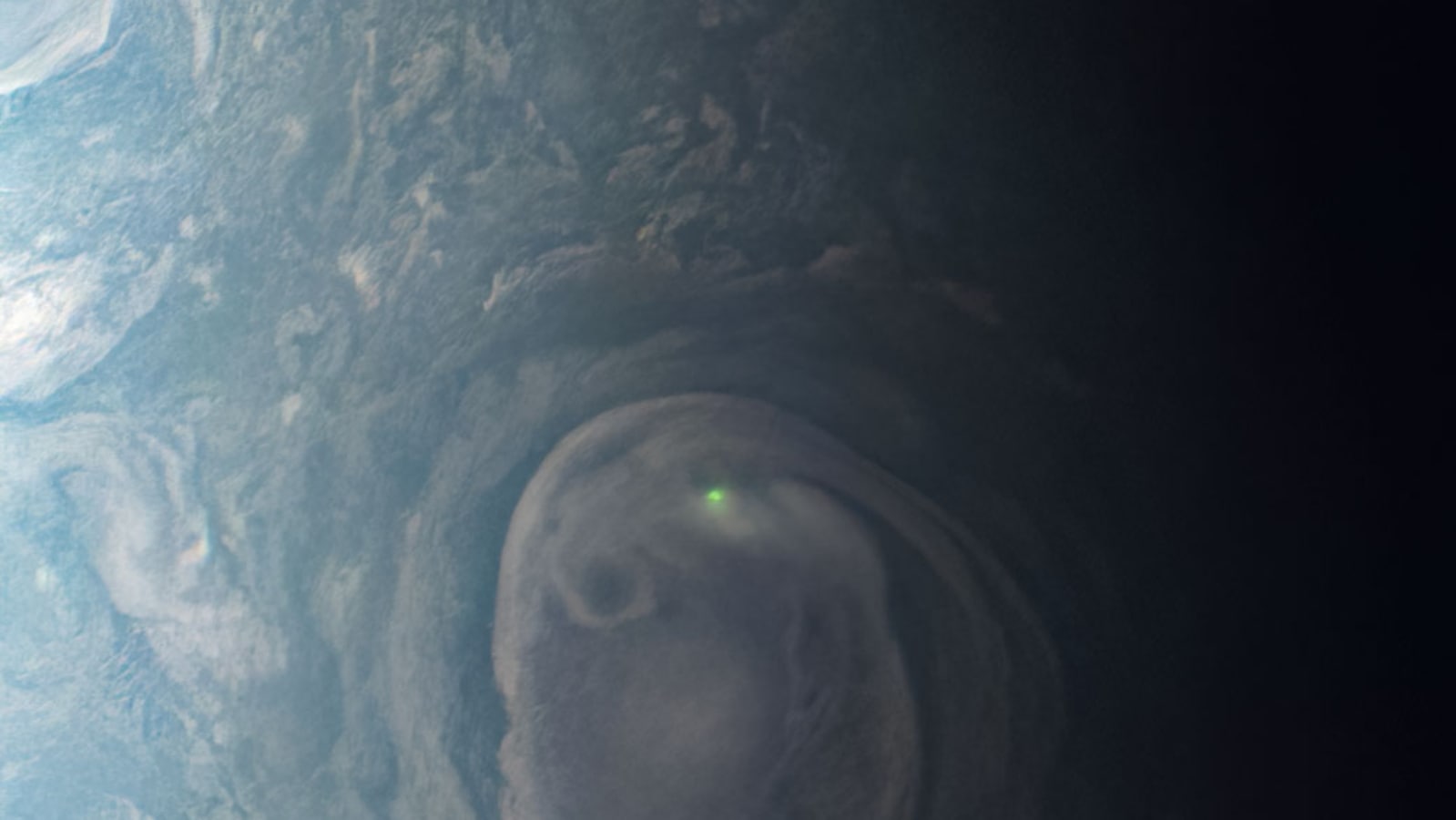 Космический аппарат НАСА «Юнона» поймал загадочную зеленую молнию на Юпитере!