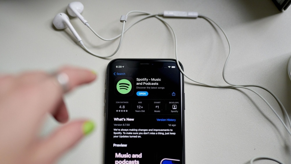 Spotify May Soon Integrate Music Videos Into the 'Now Playing' Screen