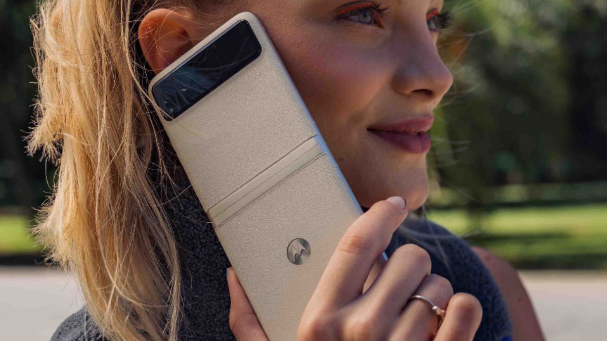 Battery: The Razr 40 Ultra packs a 3800mAh battery while the standard model of Razr 40 gets a bigger 4200mAh battery. Motorola Razr 40