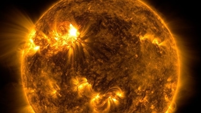 NASA captures Sun emitting solar flare on April 20,2022.