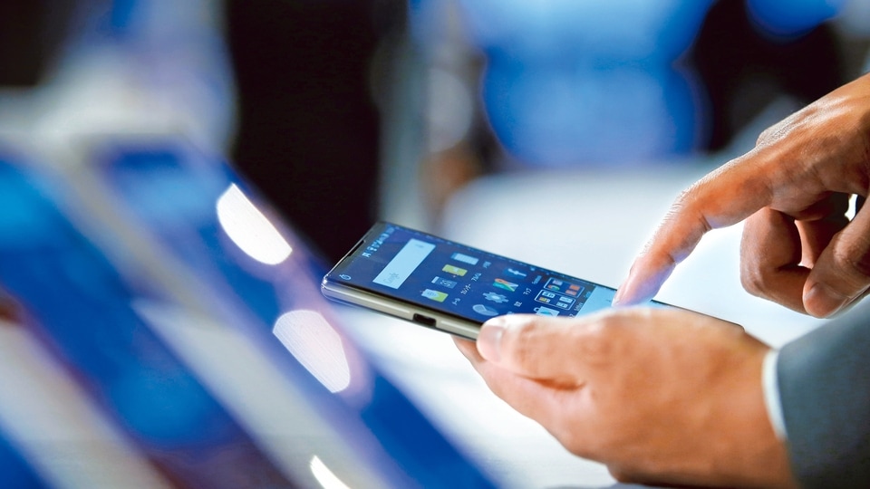 Some of these smartphones are much more expensive than the Rs. 15000 segment, but because of Amazon discounts, their prices have dropped to under that level. 5G smartphones